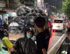 Hujan Lebat: Surabaya Dikepung Banjir, Motor dan Mobil Mogok di Simo Kalangan, Warga Mengeluh