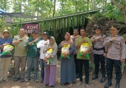 Silaturahmi Kamtibmas Polres Nganjuk di Warung Kopi Rondo Kuning, Bahas Keamanan Desa dengan Suasana Santai
