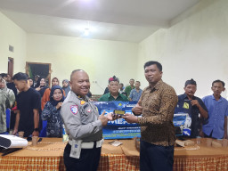 Polres Nganjuk Sosialisasikan Tertib Lalu Lintas dan Ops Zebra Semeru 2025  Warga Balongasem