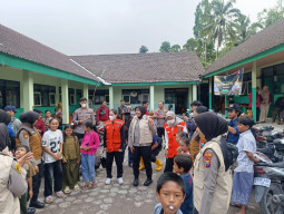 Polda Jatim Berikan Trauma Healing untuk Anak - anak di Pengungsian Dampak Erupsi Gunung Semeru