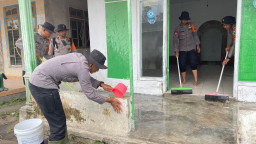 Polisi Bersihkan Tempat Ibadah dan Rumah Warga Terdampak Abu Vulkanik Semeru