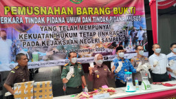 ‎Kejari Sampang Tuntaskan Penanganan Perkara Lewat Pemusnahan Besar-Besaran Barang Bukti ‎