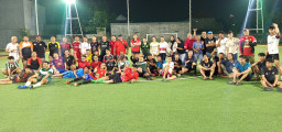 Pertandingan Laga persahabatan Cukup Meriah di Ikuti Pemain Prempuan di Lapangan Mini Soccer Surabaya.