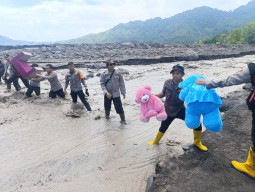 Personel Gabungan Polda Jatim Lakukan Aksi Kemanusiaan Pascabanjir Lahar Semeru di Lumajang