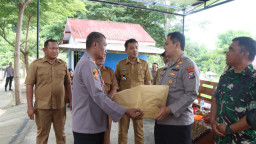 Kapolres Nganjuk Perkuat Silaturahmi Kamtibmas di Ngetos, Serahkan Bantuan Gergaji Mesin