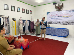 Ibu-Ibu Tuwowo Berdaya, KUC Sartika Dewi binaan YBM PLN UIP JBTB Hasilkan 85 Produk Pakaian dalam Empat Bulan Pelatihan