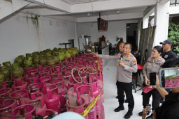 Polrestabes Surabaya Amankan 4 Orang Praktik Oplosan LPG 3 Kg ke 12 Kg