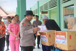 Kapolres Probolinggo Salurkan Bantuan untuk Warga Terdampak Banjir di Tiris