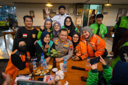 Ngopi Bareng Kakorlantas Polri, Driver Ojol Surabaya Diajak Jadi Pelopor Tertib Lalu Lintas