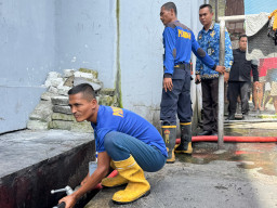 Kegiatan Penyemprotan Saluran Air di Blok Hunian dan Area Branghang Lapas Narkotika kelas llA Pamekasan
