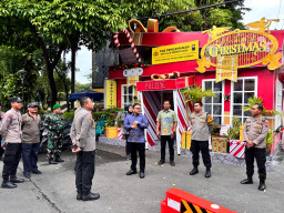 Menjaga Damai di Ujung Tahun Kompolnas Tinjau Pospam Tegalsari dan Gereja Hati Kudus Surabaya Jelang Nataru