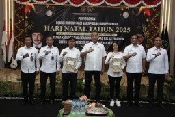 Maknai Hari Raya Natal, Kakanwil Ditjenpas Jatim Serahkan Remisi Khusus bagi  Warga Binaan Nasrani Lapas I Madiun