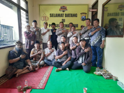 Berawal Tegang Berakhir Haru, Kejutan Warga dan Anggota untuk Kapolsek Semampir