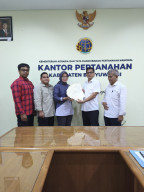 Tingkatkan Kepastian Hukum Aset Negara, PLN UIP JBTB Terima Sertipikat HGB SUTET 500 kV Paiton–Kalipuro di Desa Ketapang