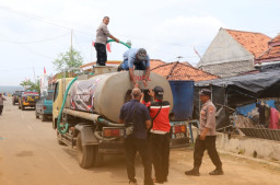 Polres Sumenep Salurkan Bantuan Air Bersih untuk Warga Desa Pinggirpapas