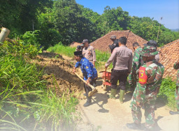 Polsek Guluk-Guluk Bersama TNI dan Masyarakat Tangani Tanah Longsor di Desa Payudan Daleman