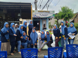Ibu PKK Warga perumahan oma inda Rt 24 Rw 09 Menganti Guyub Rukun Menangani Bank Sampah