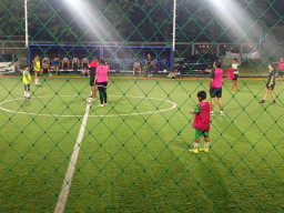 Pemain Putri Penuh Semangat  Pertandingan Laga persahabatan di Lapangan Mini Soccer Surabaya