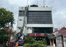 Tower Setinggi 15 Meter di Atas Gedung Sekolah Perhotelan Surabaya Ambruk