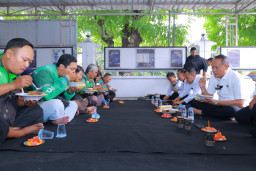 Kepedulian, Kakanwil Ditjenpas Jatim Gelar Bansos dan Makan Bersama Tukang Ojek Online di Lapas I Madiun