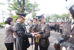 Kapolrestabes Surabaya Sematkan Satya Lencana Pengabdian dan Lantik Pejabat Kasatres PPA–PPO