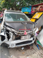 Diduga Kurang Konsentrasi, Mobil Expander Tabrak Motor Parkir dan PKL di Marengan Daya