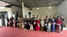 ‎Kapolsek Jrengik Gelar Santunan Anak Yatim di Mapolsek, Tebarkan Kepedulian Sosial ‎