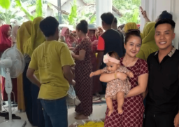 ‎Tiktoker Terkenal Madura Anas Fikri dan Adelia Regina Berbagi Sembako untuk 200 Lansia di Desa Kotah Jrengik ‎