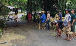 ‎Pemdes Kotah Gelar Kerja Bakti Bersih-Bersih Sepanjang Jalan Desa ‎