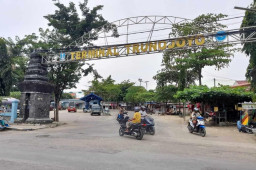 ‎Aparat Saling Lempar Tanggung Jawab, Penjualan Miras Ilegal di Terminal Trunojoyo Sampang Terus Berlangsung ‎