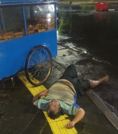 Truk kirim Paketan Menabrak Seorang Penjual Roti Goreng Keliling di Jembatan Merah Surabaya