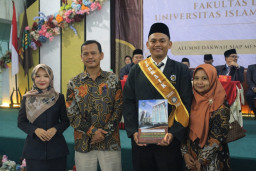 Ichlasul Amal Jadi Mahasiswa Terbaik Prodi Ilmu Komunikasi Pada Yudisium FDK UINSA