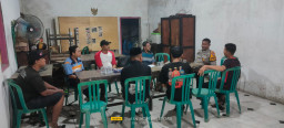 Bhabinkamtibmas Polsek Taman Sambang dan Ajak Warga Wonocolo Perkuat Siskamling