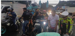 Satlantas Polres Tanjung Perak Bantu Kawal Rekan Media Cekpos. Com dan Liputan Jatim Bersatu Saat Bagi Takjil