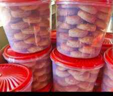 Menjelang Hari Raya Idul Fitri Warga Pandegiling Manfaatkan Buka Usaha Kue Kacang