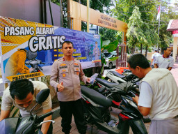 Sepuluh Pendaftar Pertama Pasang Alarm di Polsek Wonocolo Bonus Buah Durian