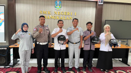 Satlantas Polres Bangkalan Bagikan Helm SNI Gratis dalam Ops Keselamatan Semeru 2026