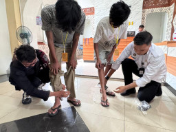 Sigap dan Teliti, Petugas Lapas I Madiun Gagalkan Penyelundupan 4 HP dan 4 Charger oleh Dua Pengunjung
