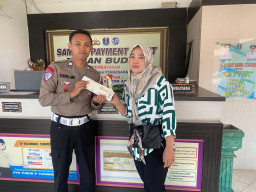 Valentine Penuh Apresiasi, Samsat Payment Point Taman Budaya Surabaya Berbagi Cokelat untuk Wajib Pajak