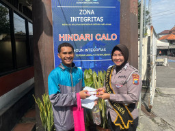 Hari Kasih Sayang Jadi Momen Apresiasi, Samsat Kenjeran Berbagi Cokelat