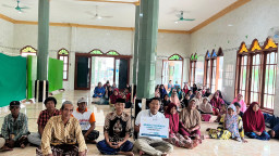 Tak Surut oleh Jarak, YBM PLN UIP JBTB Arungi Perahu Satu Jam Distribusikan Sembako ke Kepetingan