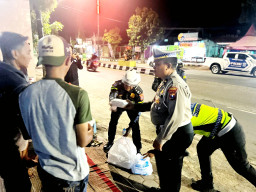 Humanis di Bulan Ramadhan, Polantas Sumenep Gelar Sahur On The Road