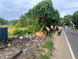 ‎Kapolsek Jrengik Bersama Anggota Gelar Kerja Bakti Bersihkan Sampah di Jalan Nasional Desa Jrengik ‎