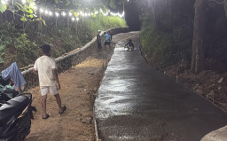 ‎Warga Dusun Kapasan Swadaya Bangun Jalan Poros Buker Karang Anyar, 200 Meter Rampung ‎