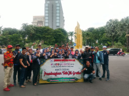 Gabungan Media Online Gelar Bakti Sosial, Bagikan 300 Kotak Takjil Gratis di Jalan Raya Bambu Runcing Surabaya