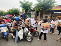 Semangat Bulan Suci Ramadan, Relawan DEPAC'S Bagikan 300 Paket Takjil Berupa Snack dan Nasi Kotak