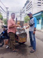 Penjualan Pentol Bumbu Kacang Menurun Drastis Selama Bulan Ramadhan di Maijen Sungkono Surabaya.