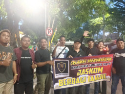 JASKOM (Satu Komando) Gelar Pembagian Takjil di Depan.kantor KPU, jalan Adityawarman Surabaya