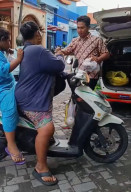 Komunitas Pokal Kali Bokor Surabaya Gelar Bagi Takjil di Bulan Ramadhan