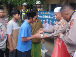 Satlantas Polres Pelabuhan Tanjung Perak Bagikan 150 Takjil di Jalan Perak Timur, Ajak Warga Tertib Lalu Lintas